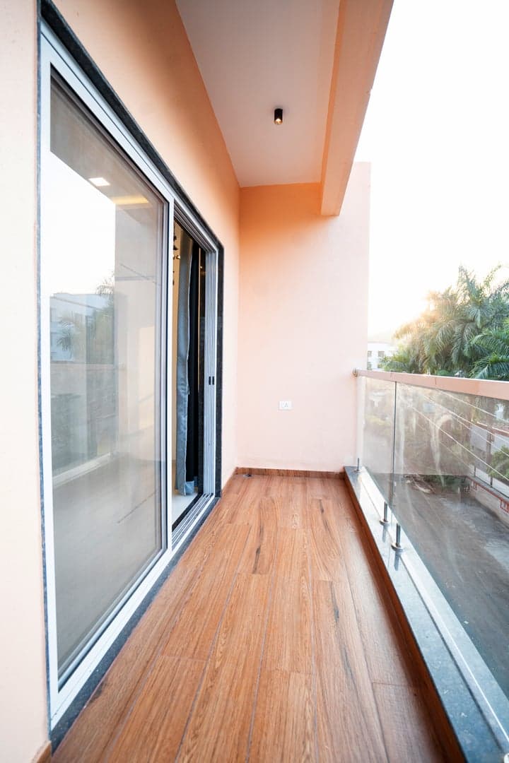 46 Elite Enclave, Studio