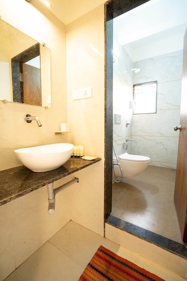 46 Elite Enclave, Studio