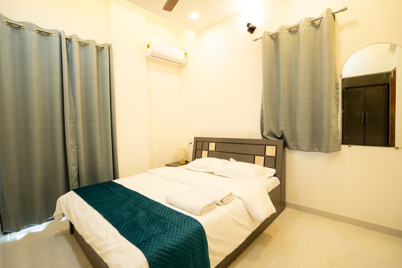 46 Elite Enclave, Studio