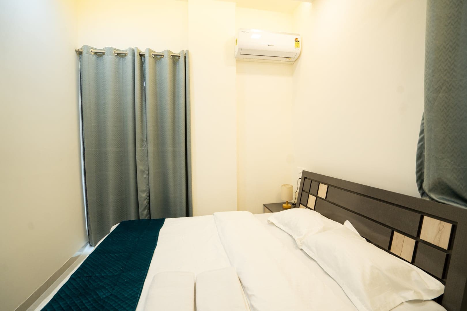 46 Elite Enclave, Studio