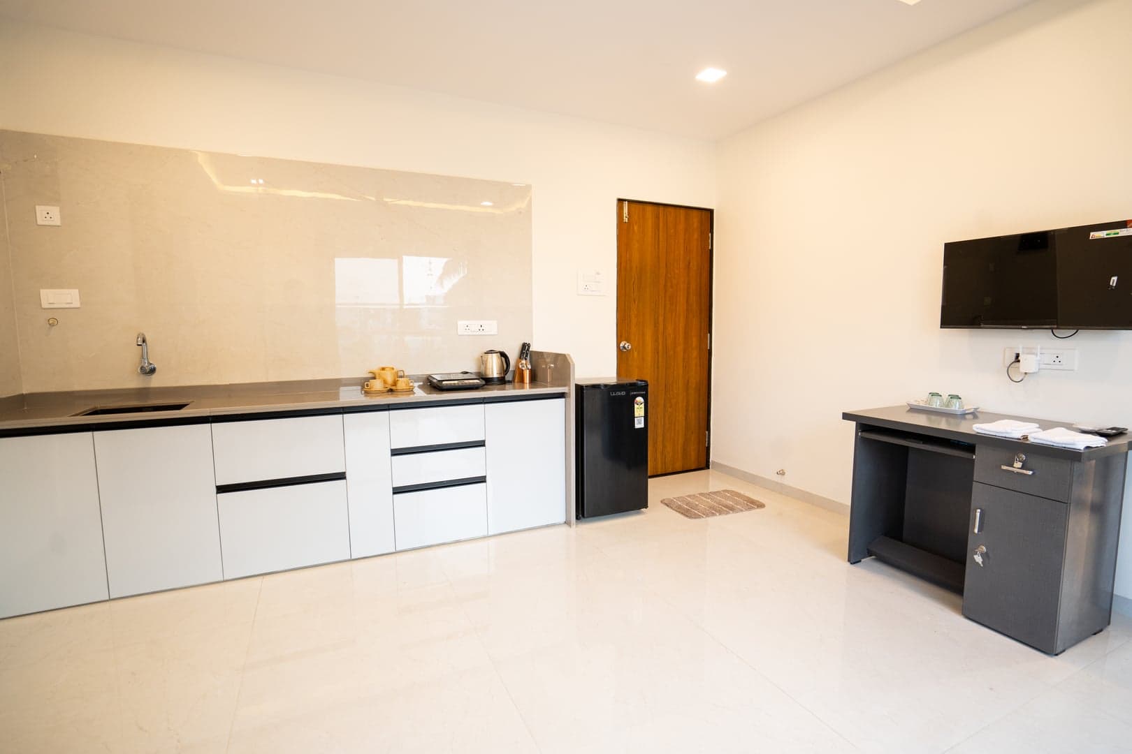 46 Elite Enclave, Studio