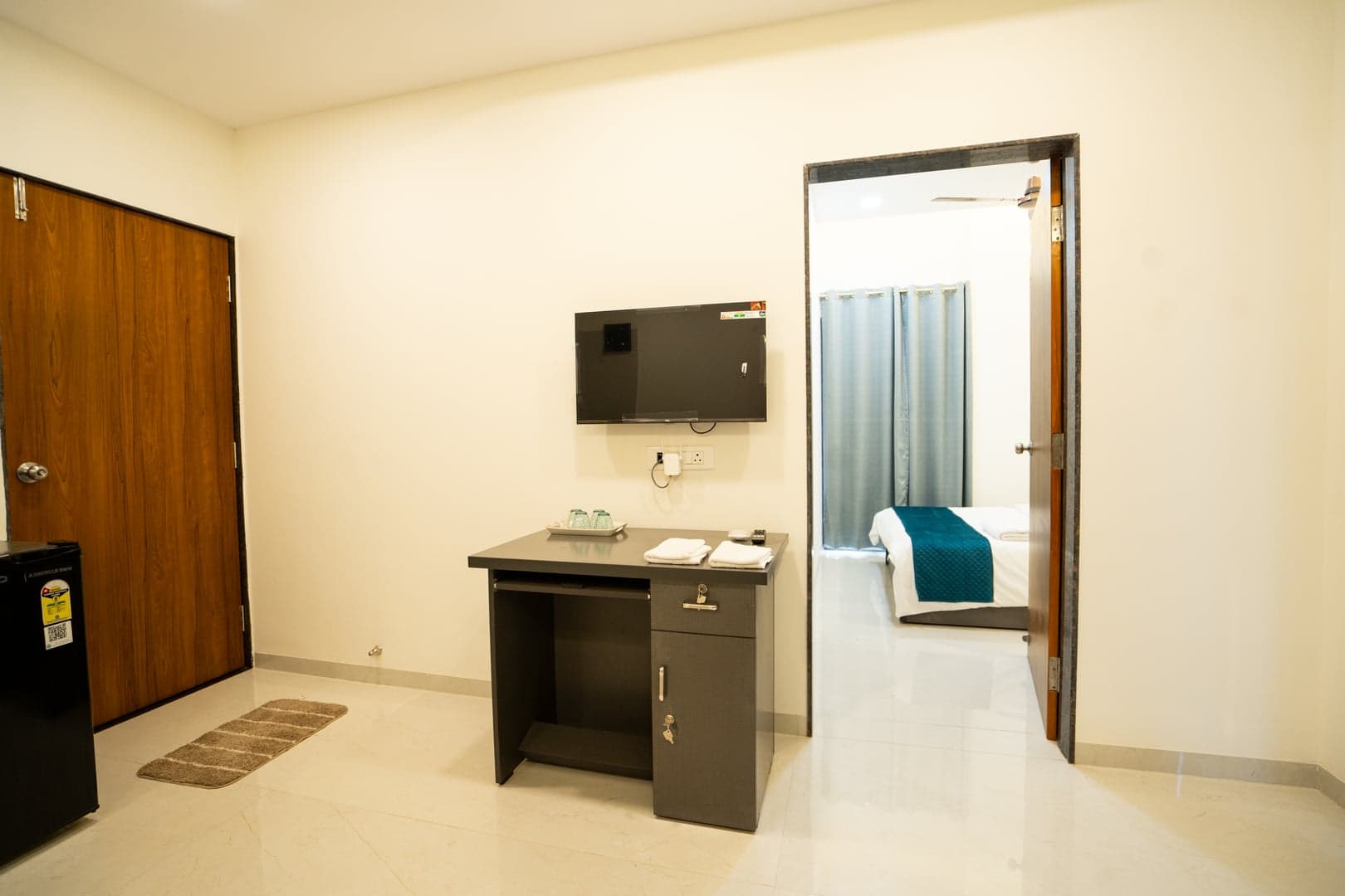 46 Elite Enclave, Studio